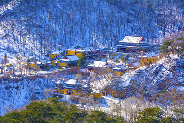 千山灵岩寺建筑群远景与山谷雪景