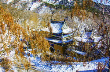 千山灵岩寺正门门楼雪景