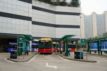 公交车站场