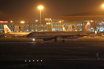 夜晚北京首都机场的飞机
