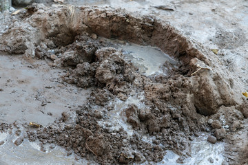 地面上一滩正在搅拌的水泥