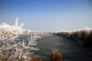 冬日结冰湖面