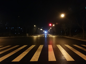夜晚街道路口