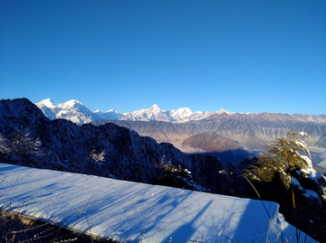 远方雪山