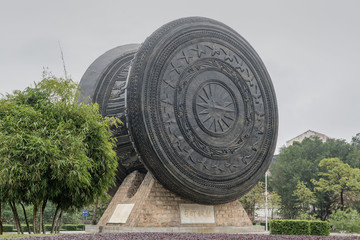 广西百色句町铜鼓雕塑