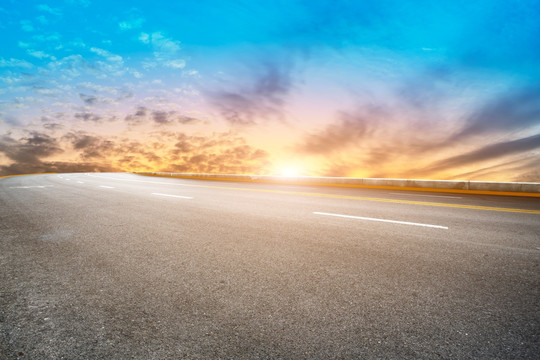 道路地面和天空景观