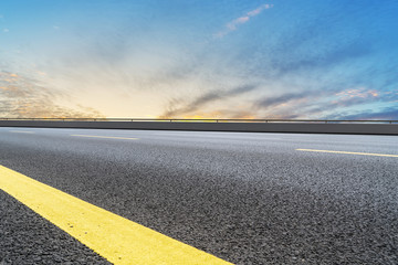 公路道路和天空云彩