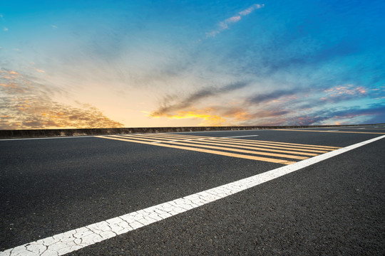 道路地面和天空景观