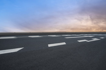 沥青路面和天空云彩