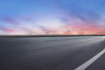 高速公路和天空云彩