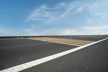 蓝天白云和道路地面