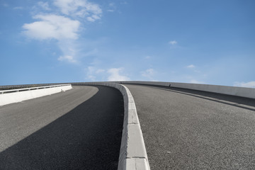 公路道路和天空云彩