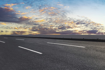 公路道路和天空云彩