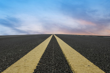 城市道路和天空云彩