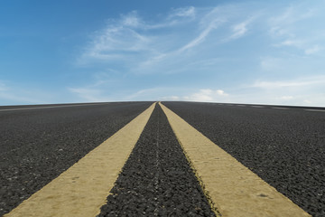 公路路面和天空云彩景观