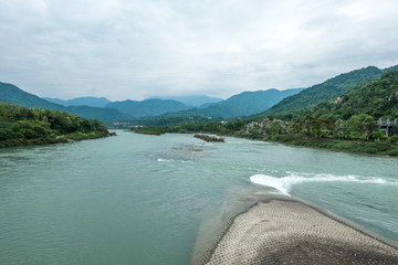 中国四川都江堰的河面与河岸