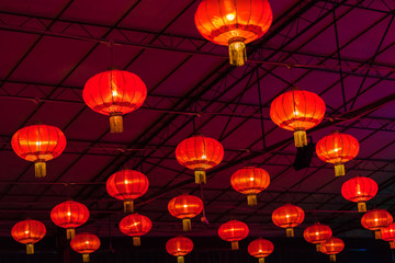 中国传统红灯笼在夜间亮起