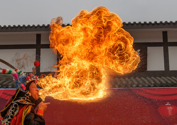 川剧吐火表演