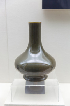 山西博物院清代茶叶末釉荸荠扁瓶