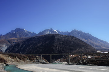 雅鲁藏布江上的铁路桥