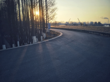 柏油路夕阳