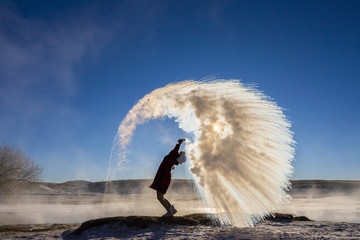 撒水成冰