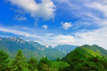 蓝天白云山峰