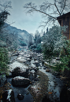 高庙古镇雪中溪流