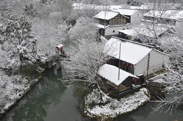 积雪覆盖的古典庭院