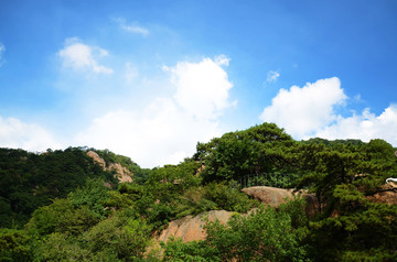 千山龙泉寺景区连绵群山与山林