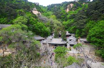 千山龙泉寺建筑群远景与连绵山峰