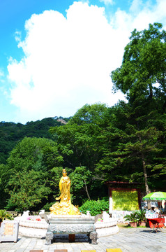 千山龙泉寺广场与观世音菩萨雕像