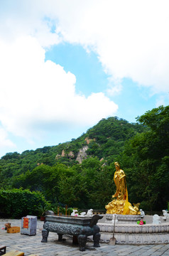 千山龙泉寺广场与观世音菩萨雕像