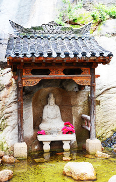 千山龙泉寺寺院山壁水上观音雕像