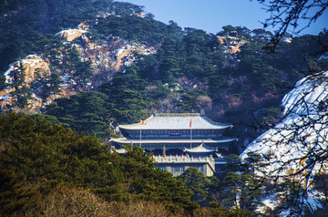 千山龙泉寺华藏世界与山谷雪景