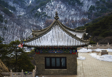 千山龙泉寺华藏世界五观堂雪景