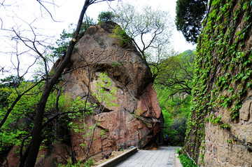 千山龙泉寺屏藩独峙山峰与道路