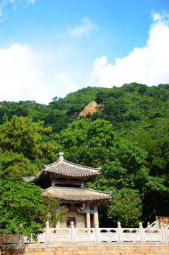 千山古刹龙泉寺钟楼与树木山峰