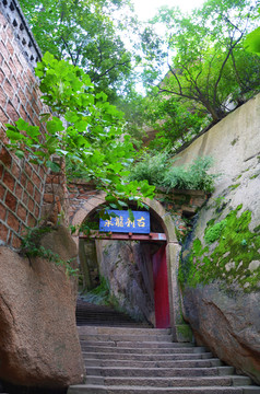 千山古刹龙泉寺寺院门