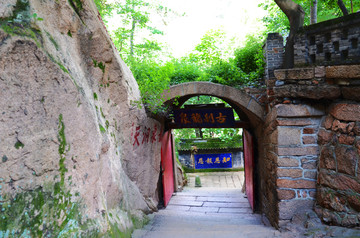 千山古刹龙泉寺寺院门