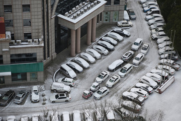 停车场雪景