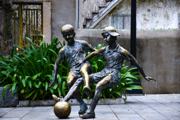 踢足球雕塑