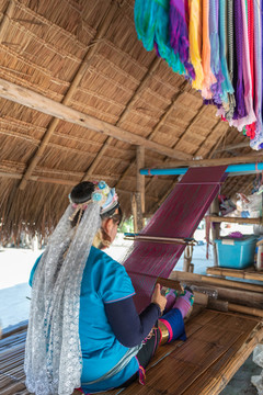 泰国长颈村里的织布女