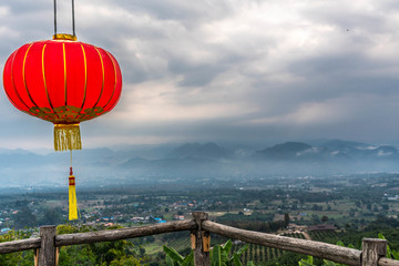 大红灯笼下的云来美景