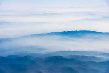 万米高空航拍连绵的山峦与云海