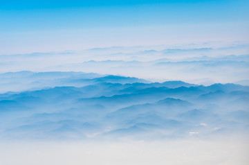 万米高空航拍连绵的山峦与云海