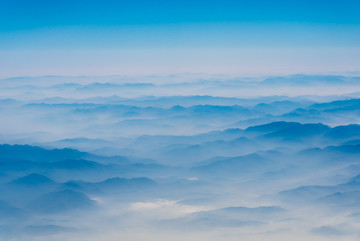 万米高空航拍连绵的山峦与云海