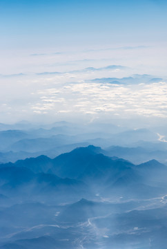 万米高空航拍连绵的山峦与云海