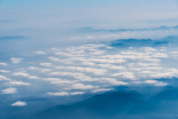 万米高空航拍连绵的山峦与云海