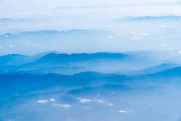 万米高空航拍连绵的山峦与云海